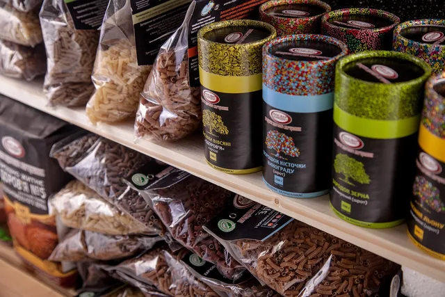 ladenregal, regal mit ware, rohre, produkte in tuben, organische produkte, diätetische produkte. Fulfillment im Onlineshop steuern: Eigenversand, Dienstleister und Schnittstellen