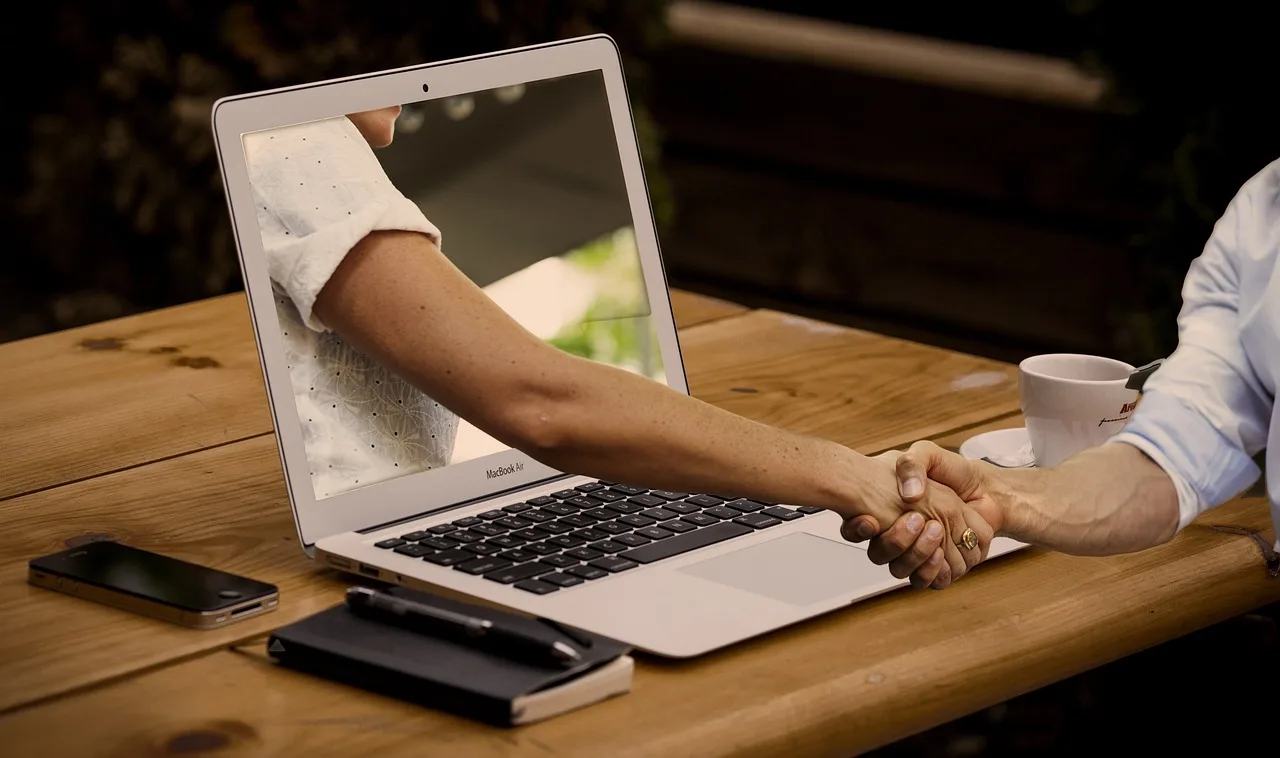 virtuelle kollegen, virtuelle freunde, online freunde, laptop, online, partnerschaft, geschäftsleute, team, zusammenarbeit, freundschaft, globalisierung, hände schütteln, händedruck, freunde, geschäftspartner, online, online, online, team, team, team, team, team, zusammenarbeit