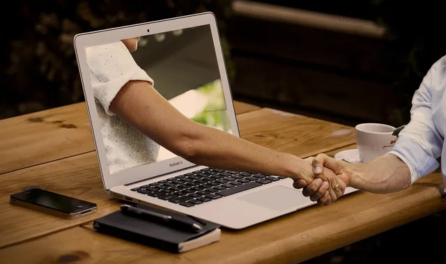 virtuelle kollegen, virtuelle freunde, online freunde, laptop, online, partnerschaft, geschäftsleute, team, zusammenarbeit, freundschaft, globalisierung, hände schütteln, händedruck, freunde, geschäftspartner, online, online, online, team, team, team, team, team, zusammenarbeit. Serviceanfragen im Onlineshop priorisieren: Kriterien und Abläufe